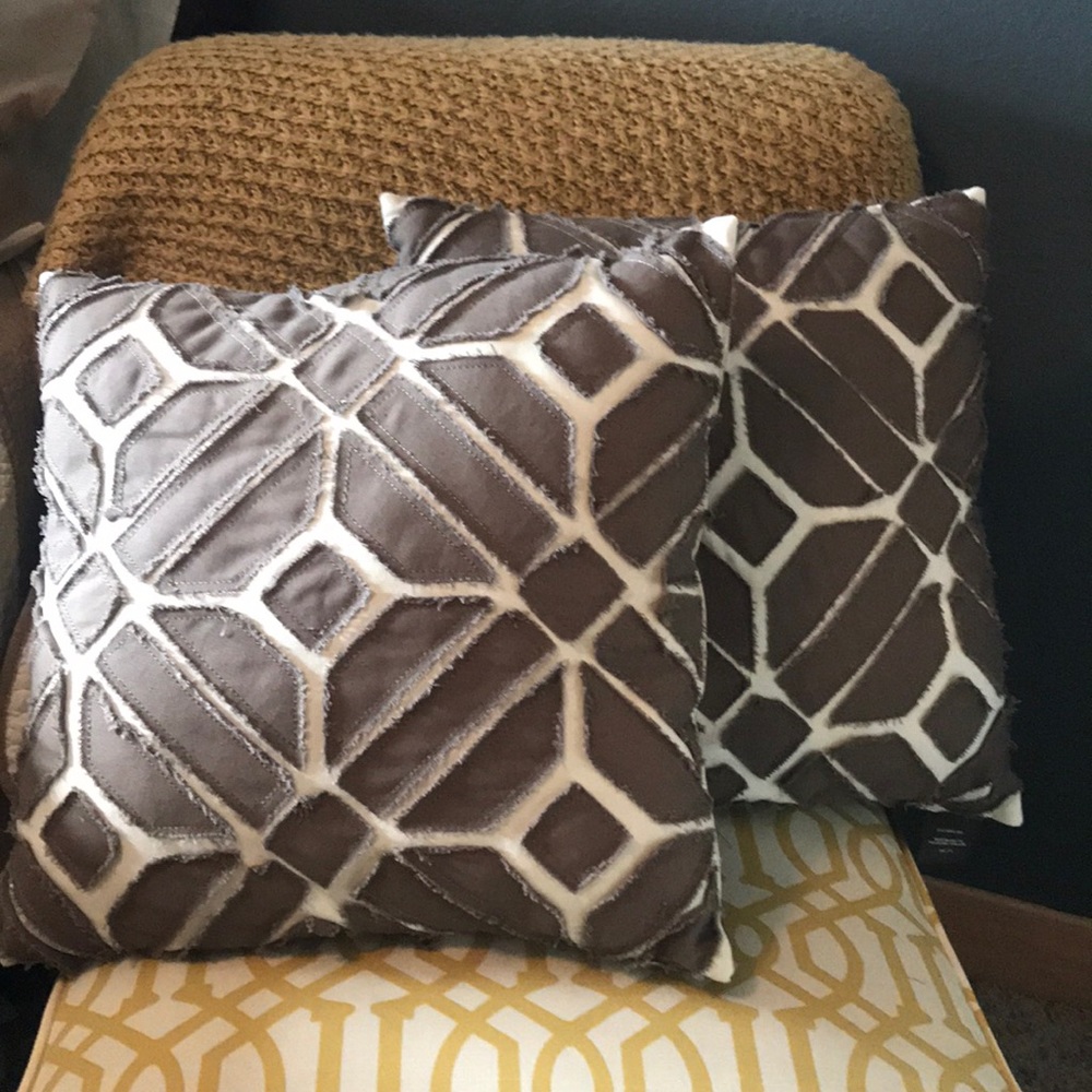 Set of 2 patterned throw pillows